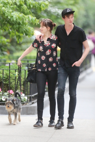 Click to view full size image
==============
DakotawithMatt_288929.jpg DakotawithMatt_288929.jpg
