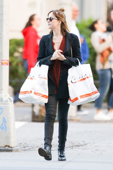 Click to view full size image
==============
Dakota_28929.jpg Dakota_28929.jpg