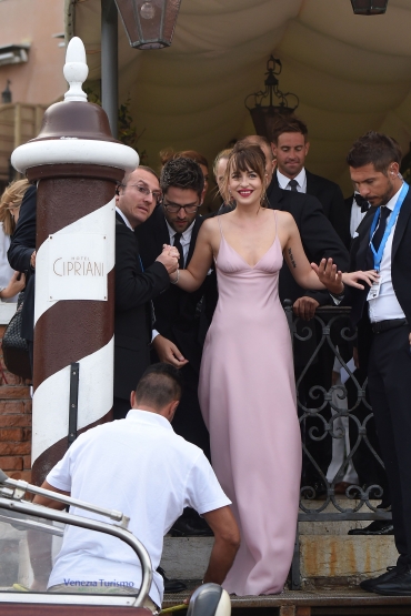 Click to view full size image
==============
Dakota_Arrivals_288129.jpg Dakota_Arrivals_288129.jpg