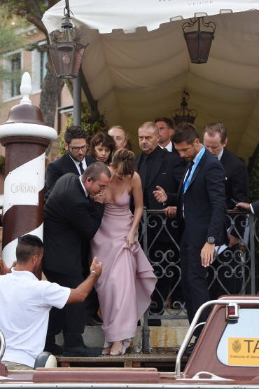 Click to view full size image
==============
Dakota_Arrivals_288629.jpg Dakota_Arrivals_288629.jpg