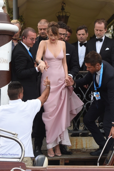 Click to view full size image
==============
Dakota_Arrivals_289529.jpg Dakota_Arrivals_289529.jpg