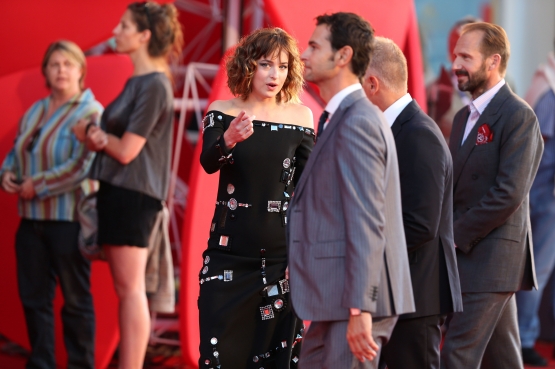 Click to view full size image
==============
DakotaPremiere_2826729.jpg DakotaPremiere_2826729.jpg