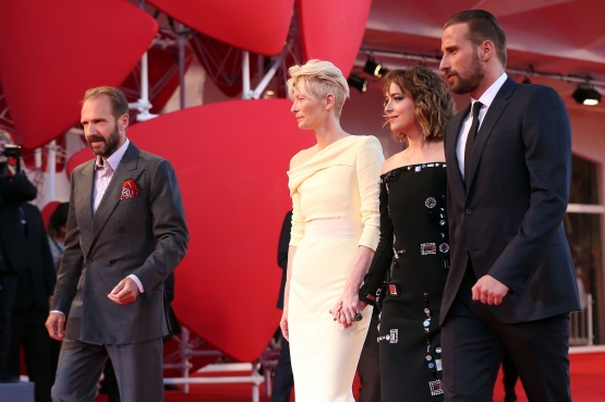 Click to view full size image
==============
DakotaPremiere_289129.jpg DakotaPremiere_289129.jpg